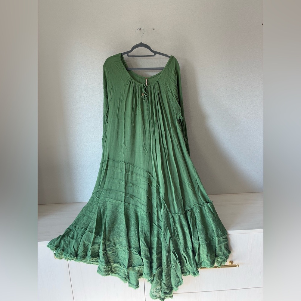 Elegant Green Maxi Dress from free people. Size XS but fits up to XL.